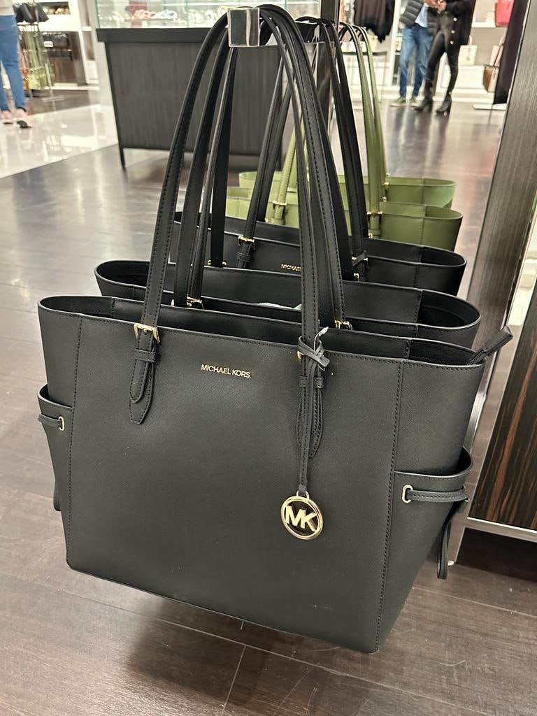 Kate Spade Eva Small Top Zip . A versatile bag with many colors to choose  from! Shop 🖥️ www.averand.com ‼️, By Averand Original Brands