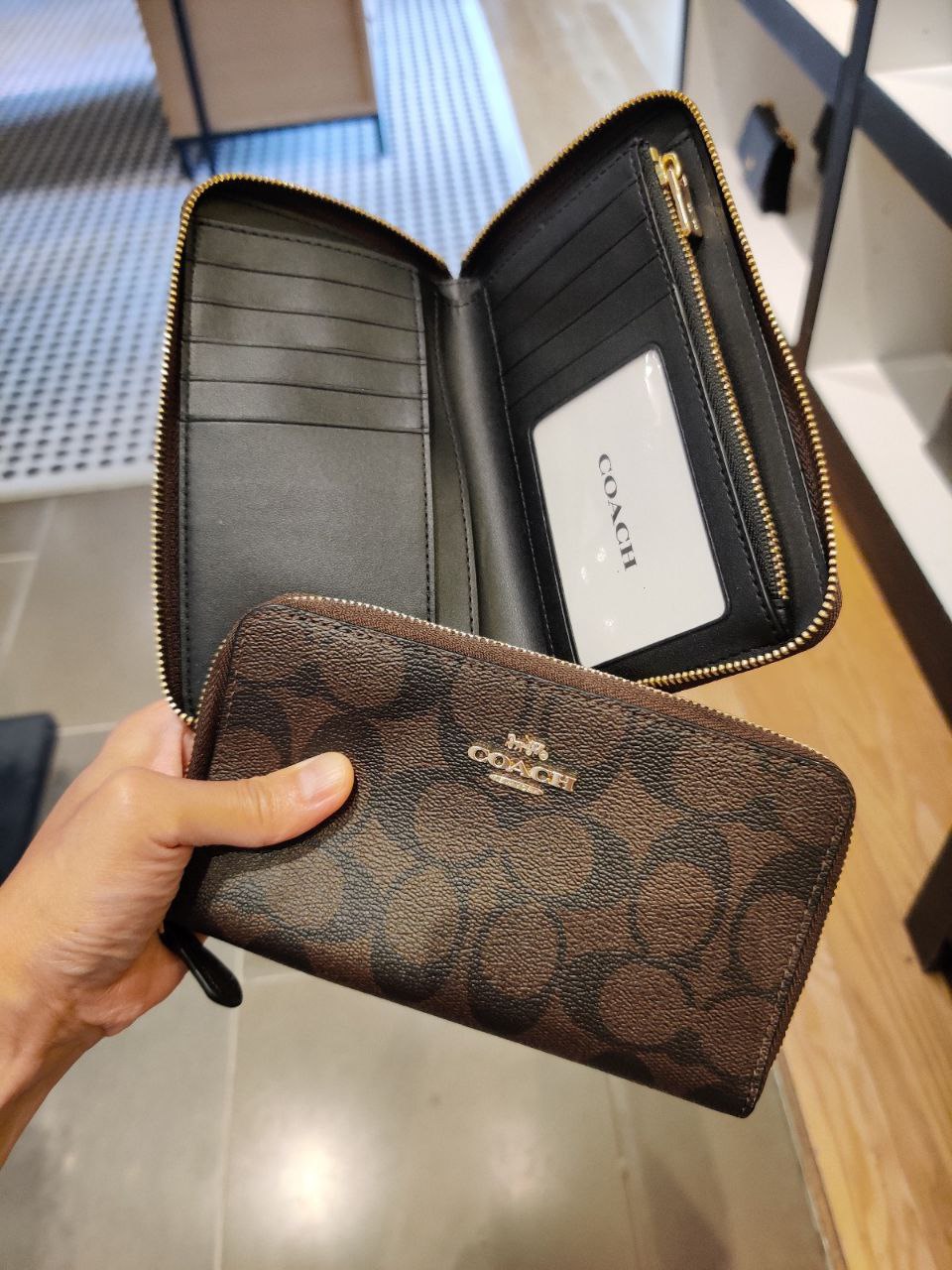 Coach Medium ID Zip Wallet Signature Brown Black Averand